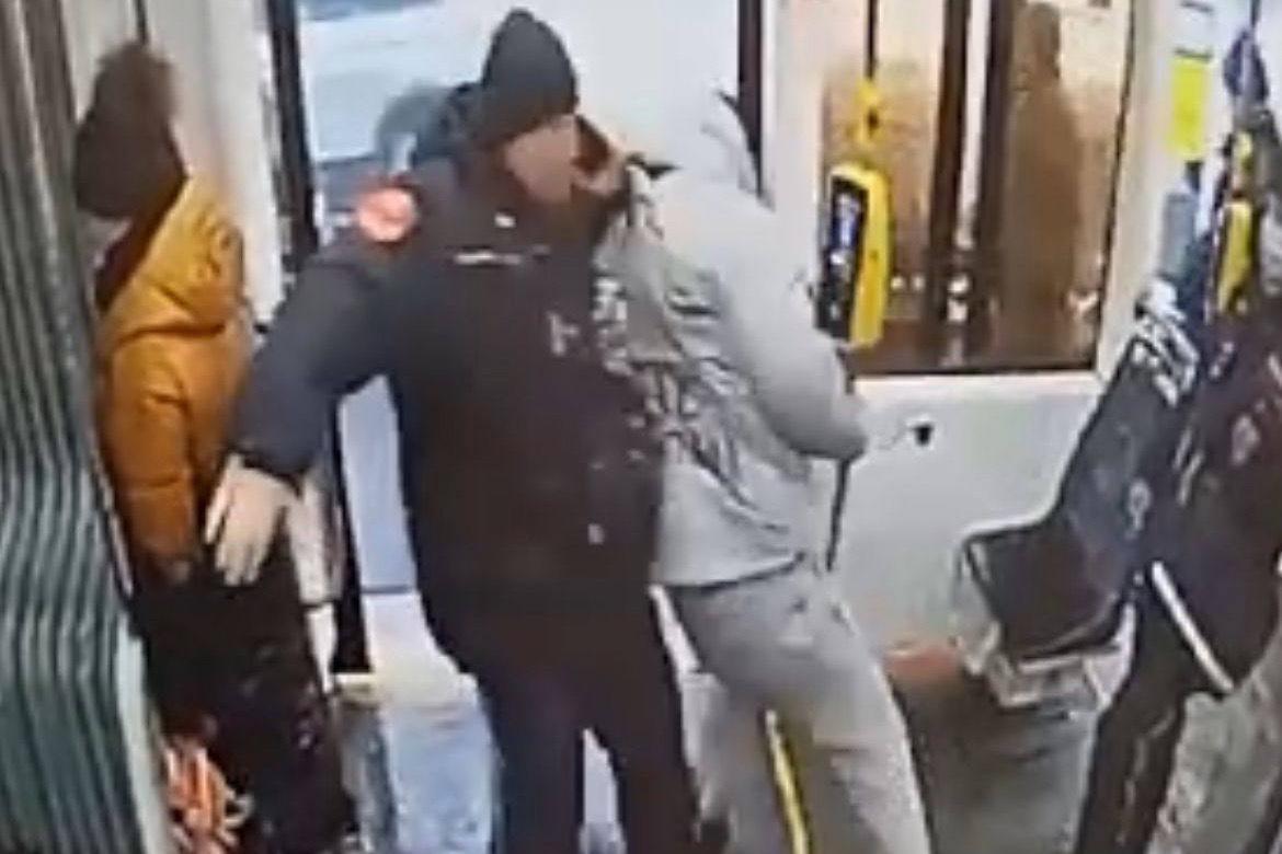 Безбилетник напал на контролера в столичном автобусе