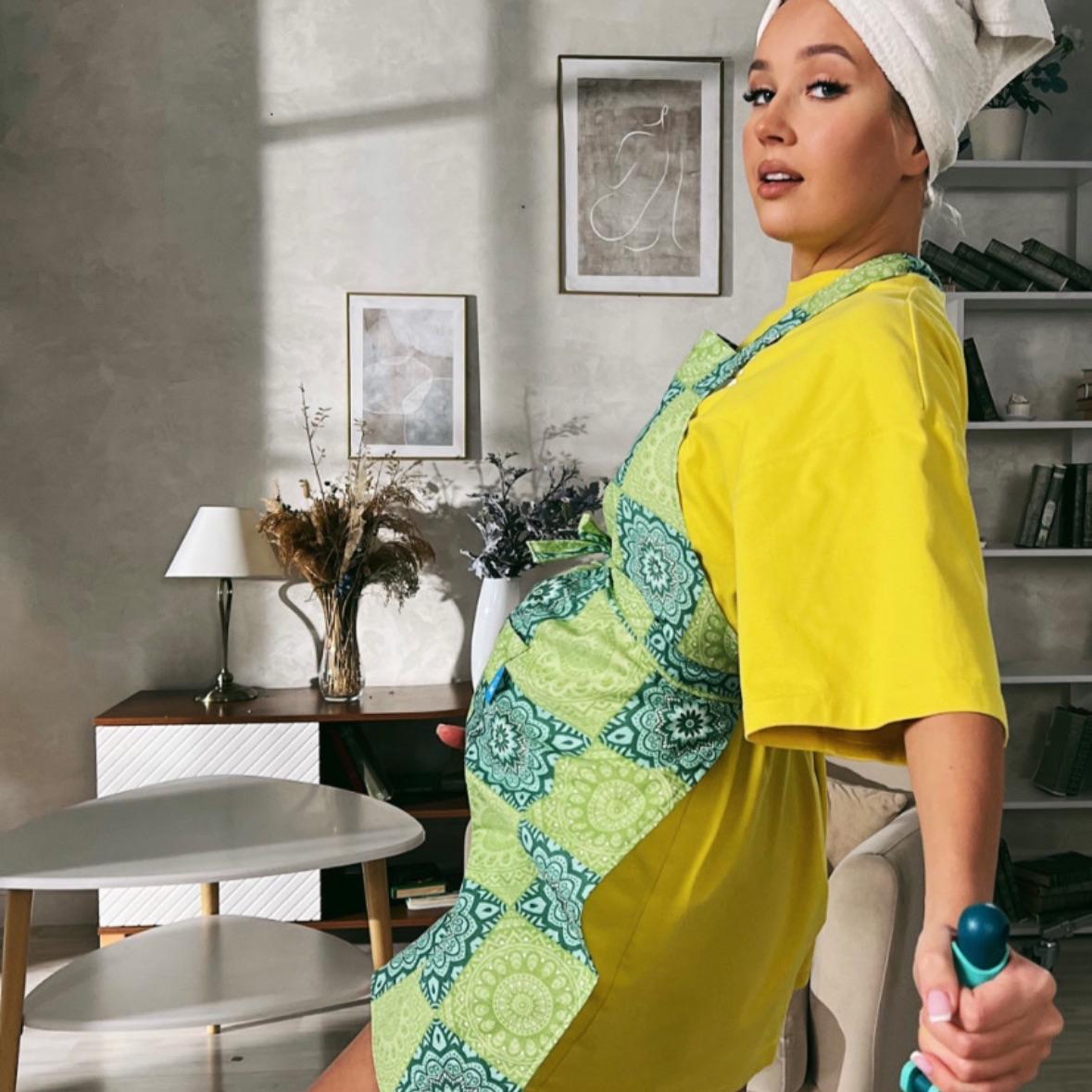 Клава Кока показала округлившийся живот