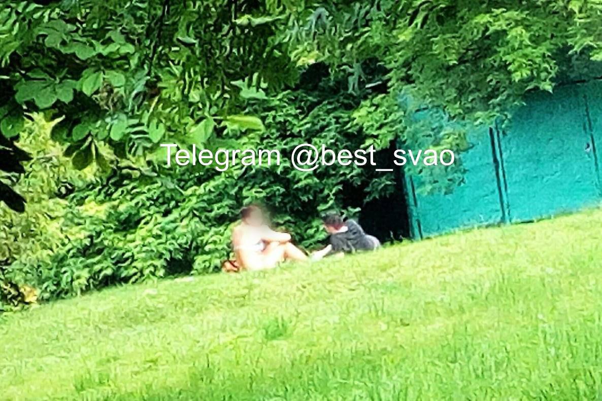 Москвичи занялись сексом на траве у парка и возмутили пользователей сети