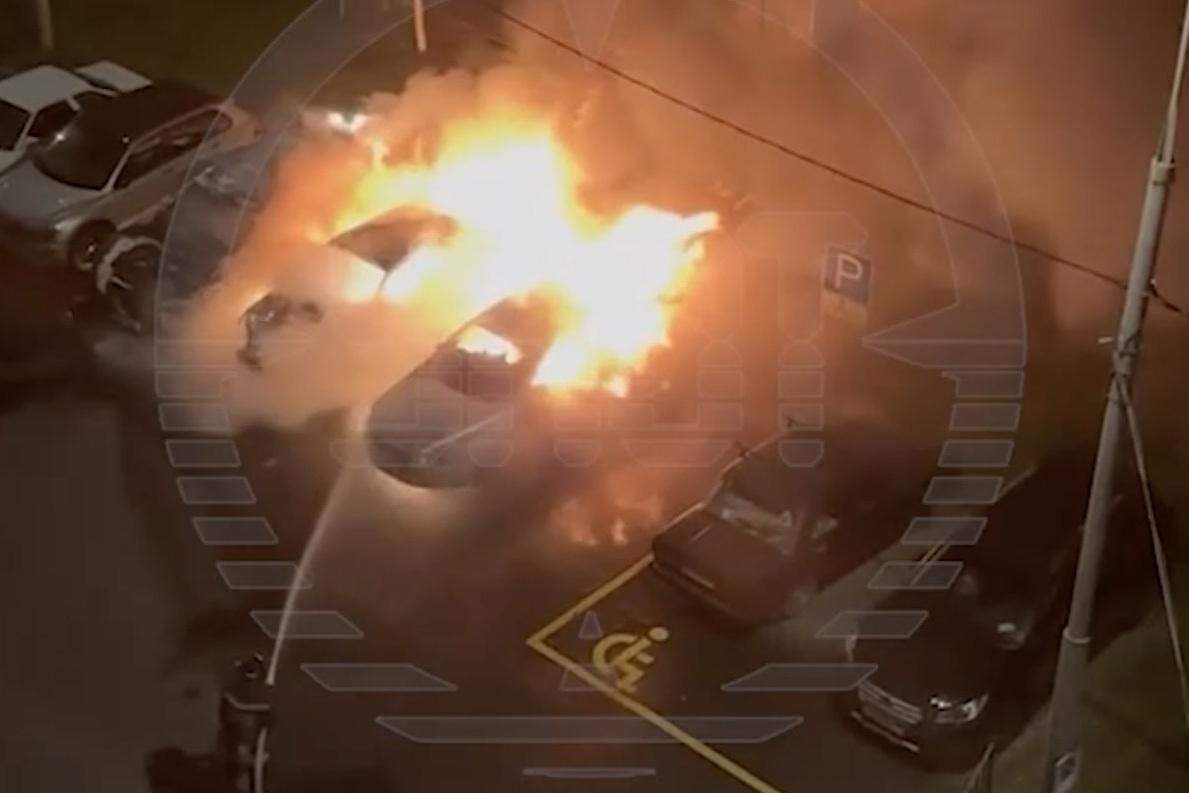Горящие на парковке в Москве машины попали на видео