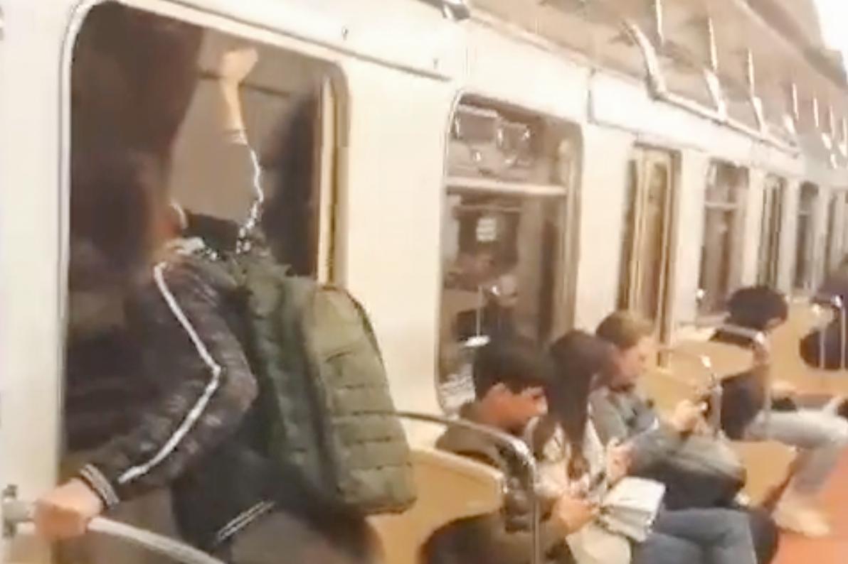 Пассажир столичного метро высунул на ходу голову из вагона и попал на видео