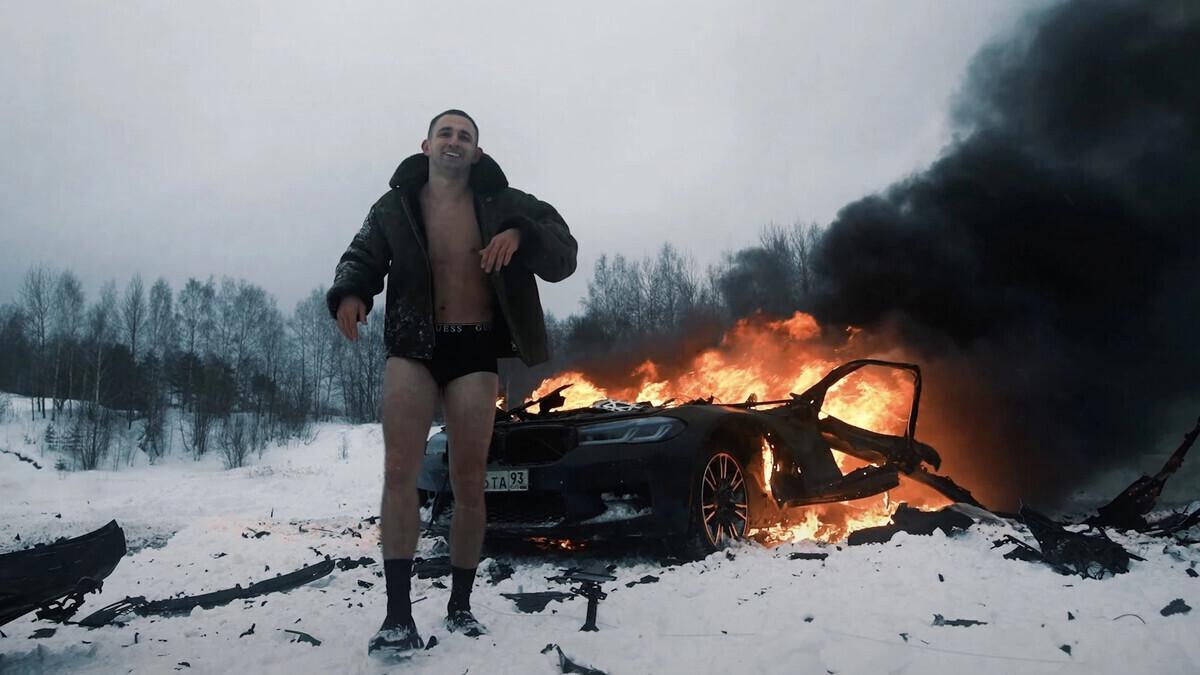 Блогер Литвин взорвал в подмосковном лесу автомобиль за десять миллионов рублей
