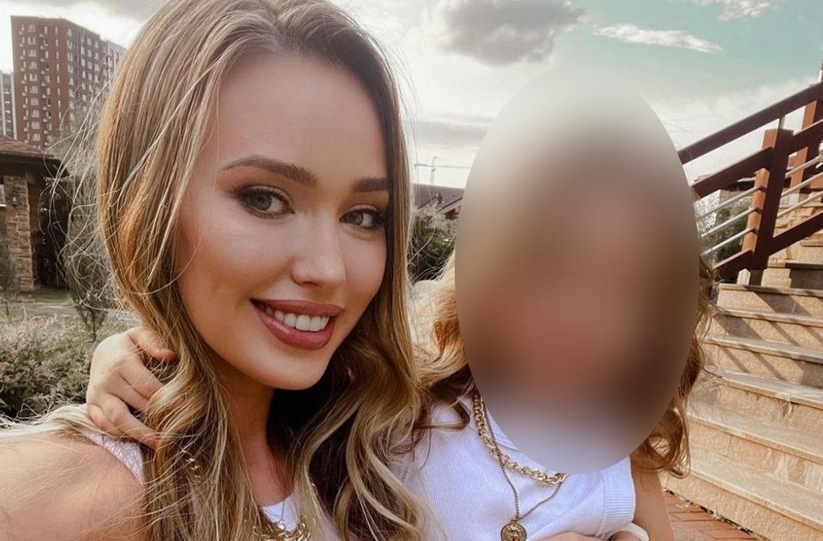 Жена известного футболиста показала фото четырехлетней дочери с макияжем