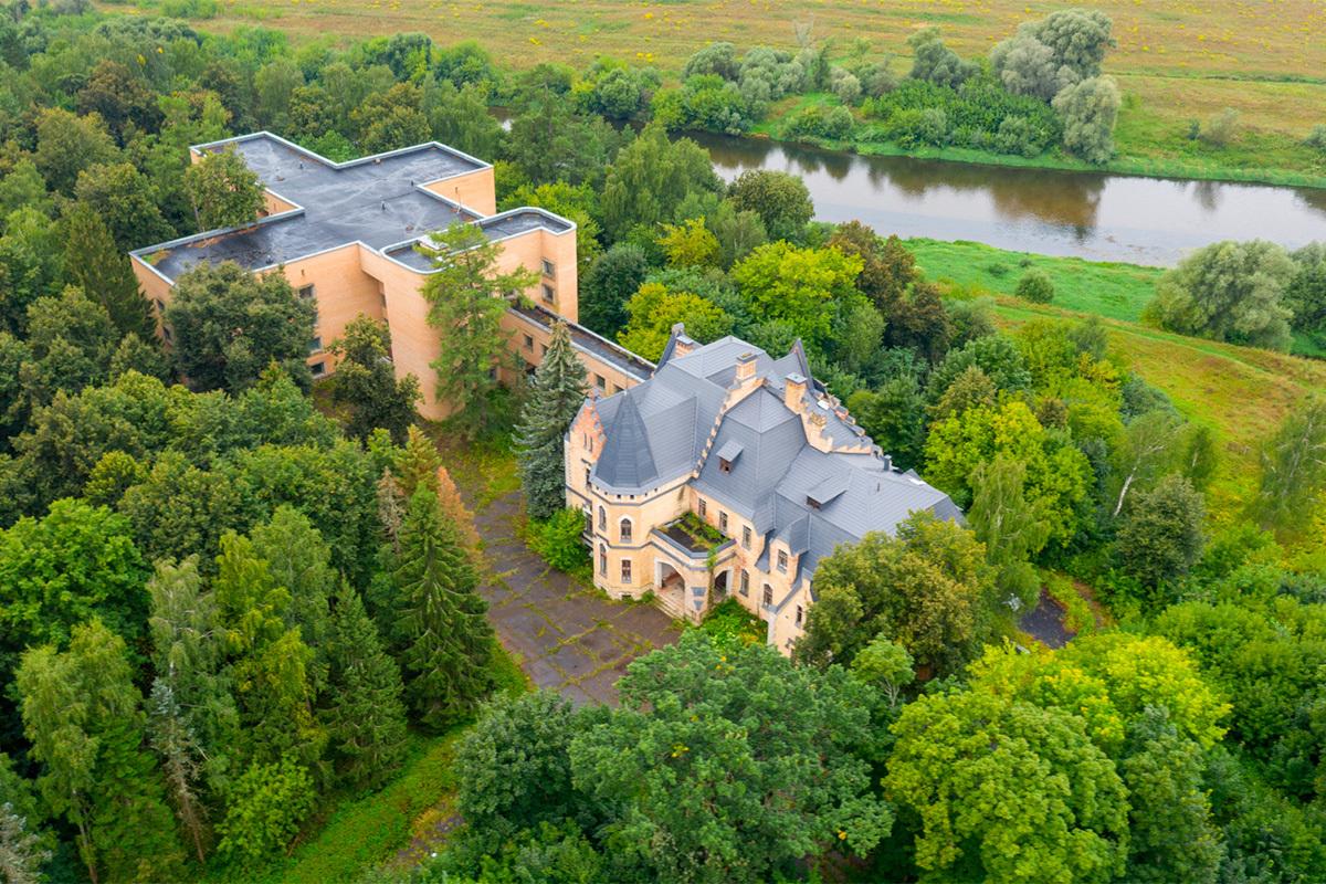 Названа цена неоготического особняка XIX века в Подмосковье
