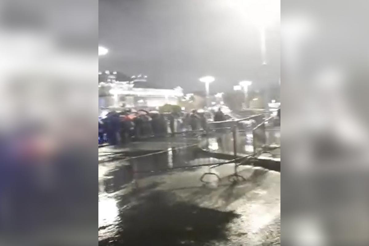 Длинная очередь из москвичей под дождем за билетами в театр попала на видео