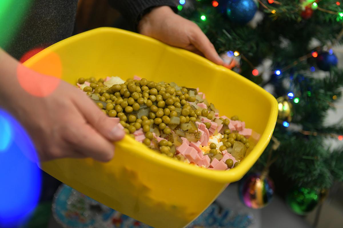 Роспотребнадзор напомнил сроки годности салатов