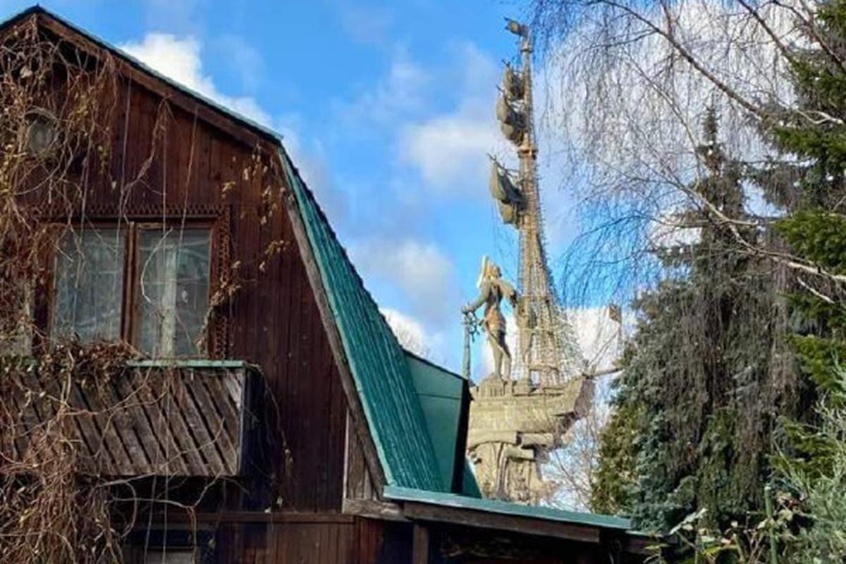 Деревянный дом в центре Москвы восхитил пользователей сети