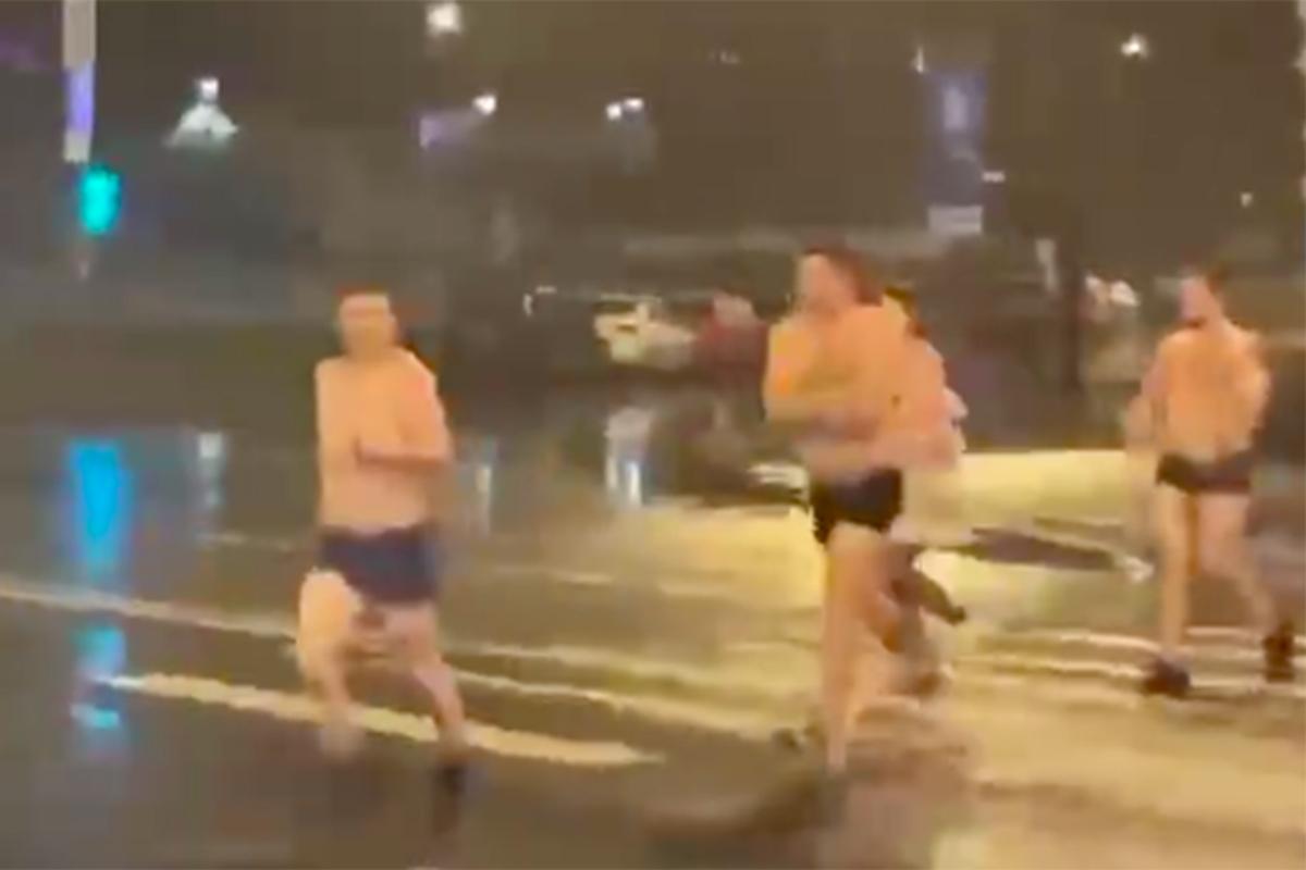 Москвичи пробежались по улице в нижнем белье и попали на видео
