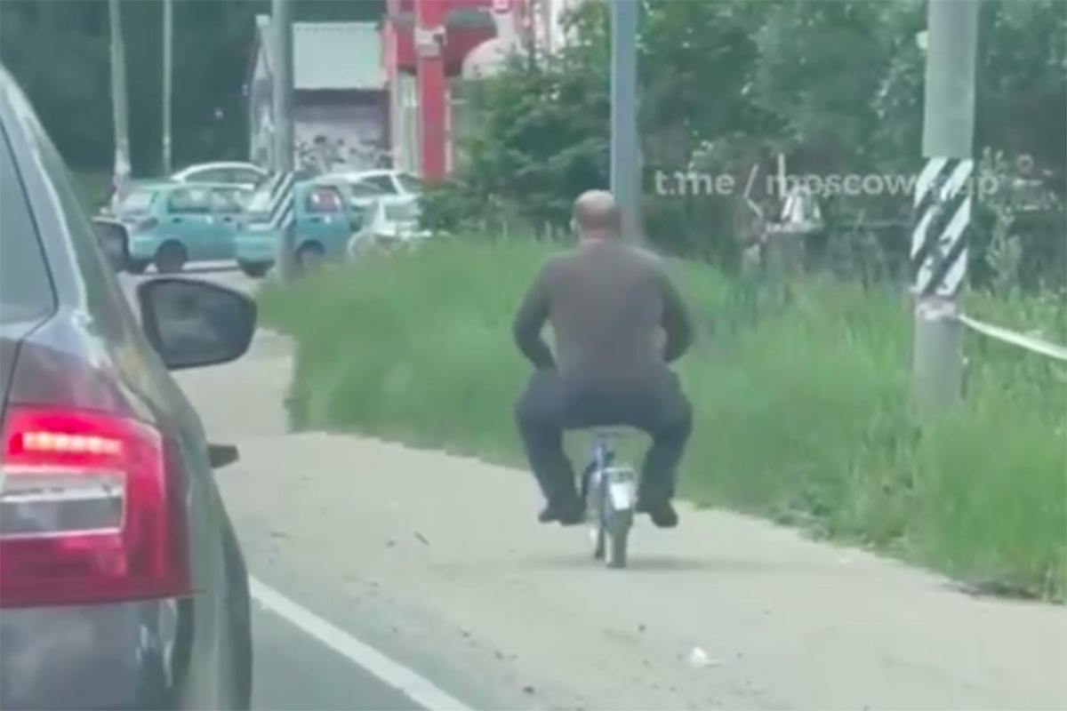 Мужчина за рулем детского велосипеда на обочине трассы рассмешил россиян