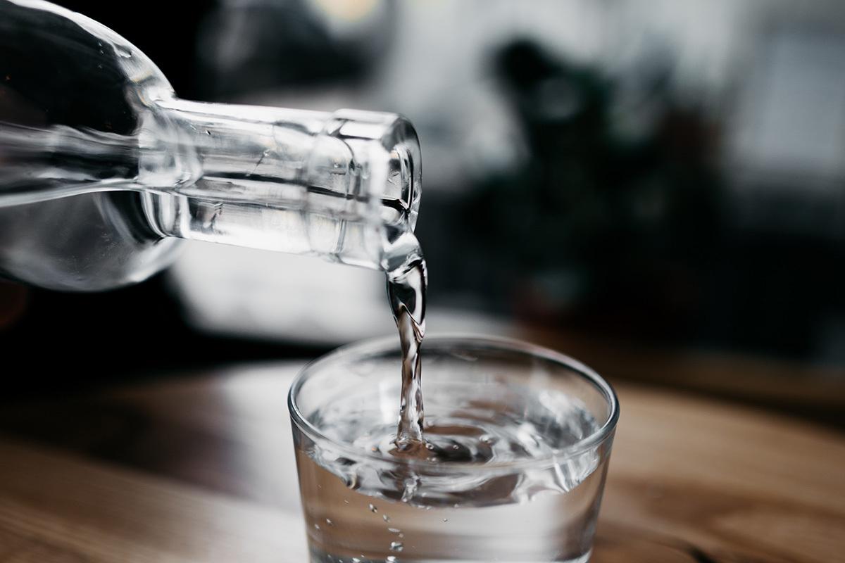 Врач Поздняков призвал выпивать по утрам стакан воды