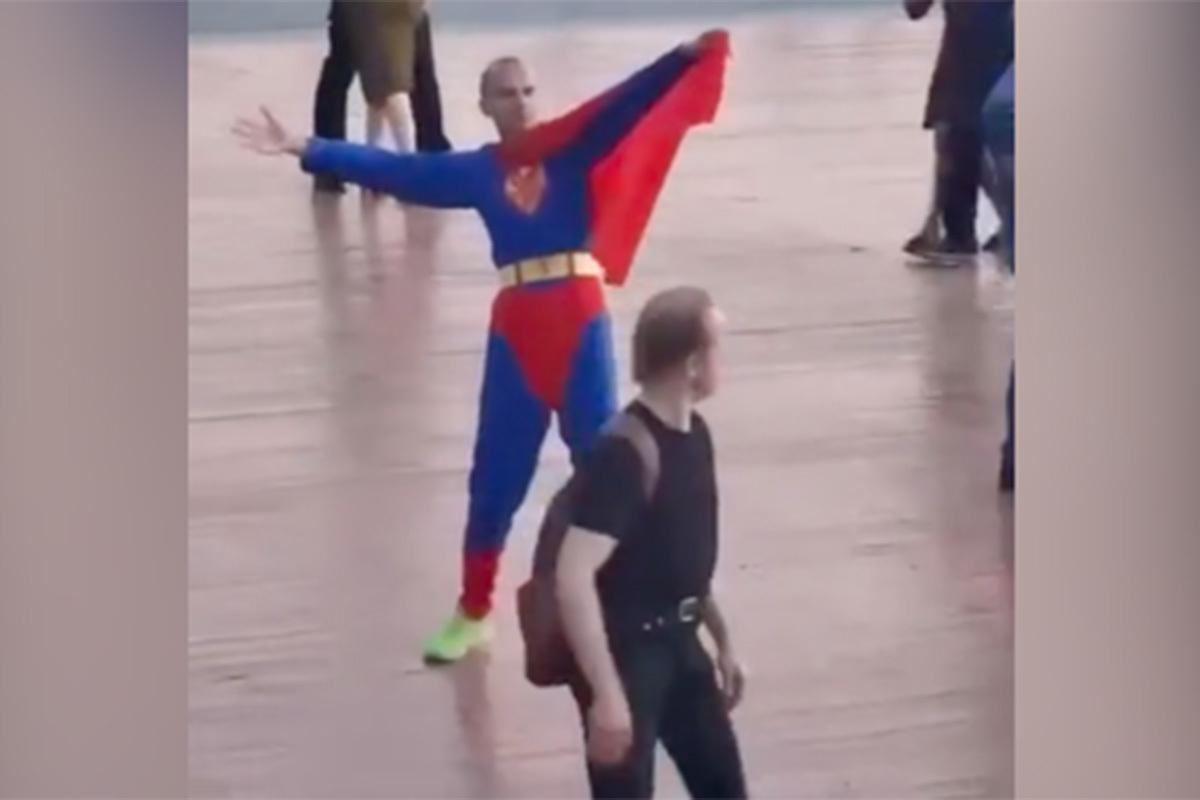 «Супермен» станцевал на набережной в Москве и попал на видео