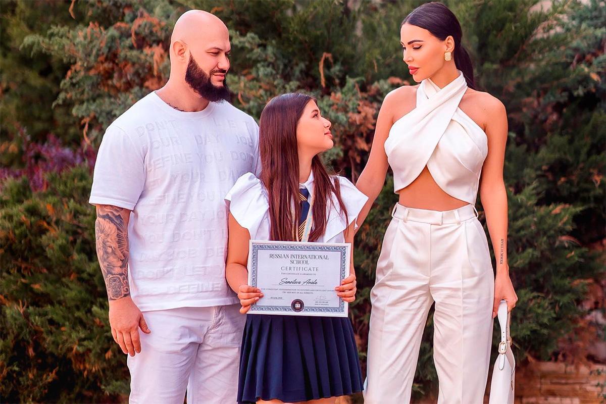 Юзеры осудили Оксану Самойлову за откровенный наряд на празднике дочери