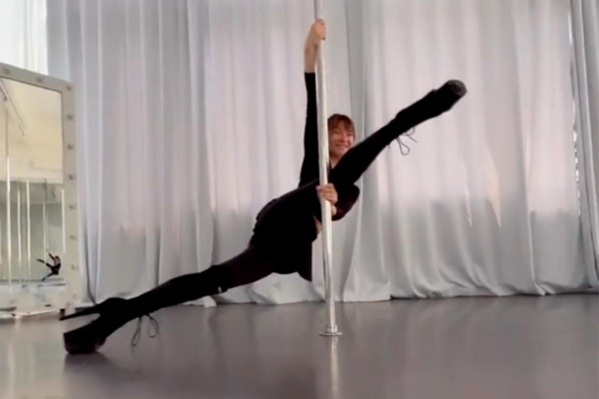 Ида Галич показала шпагат на пилоне