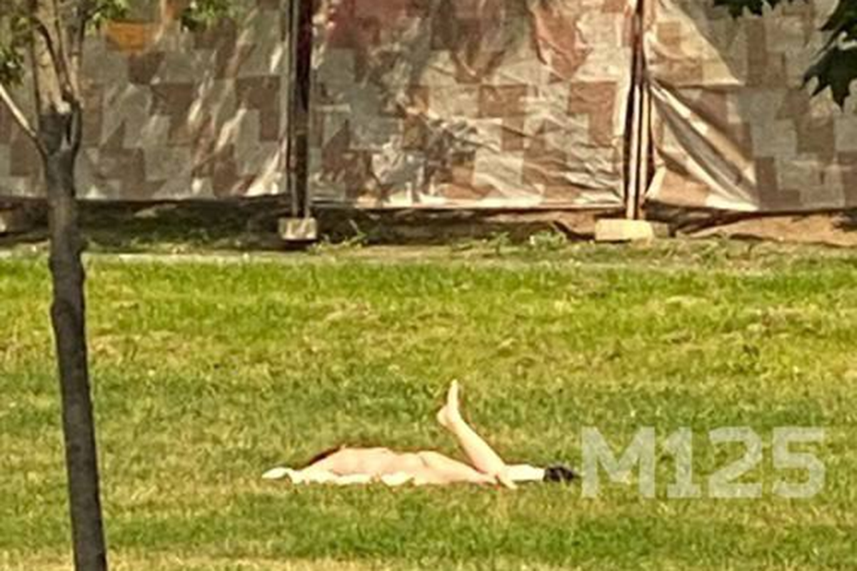 У стройки в Москве заметили загорающую голышом девушку