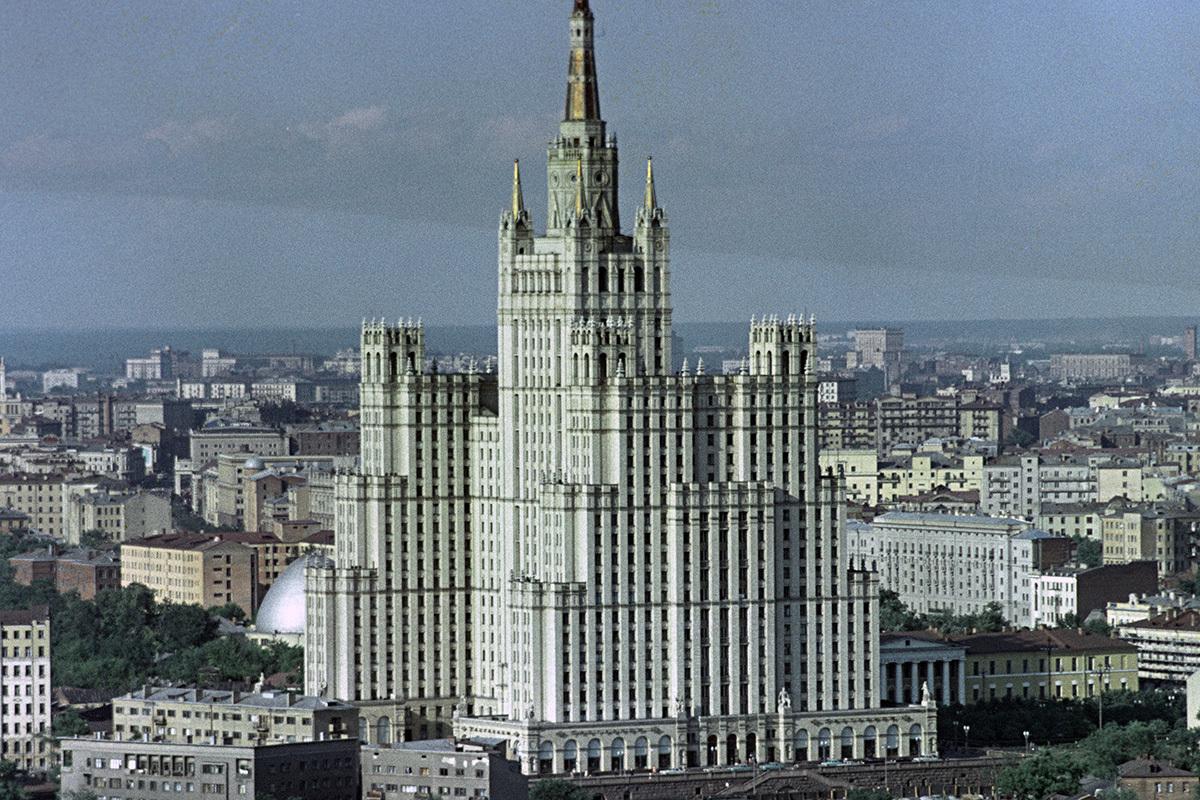 Москвичи вспомнили изначальный цвет фасада знаменитой столичной высотки