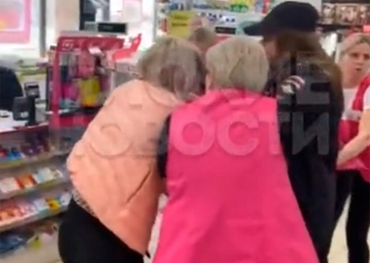 Драка покупательницы с продавцом в подмосковном магазине попала на видео