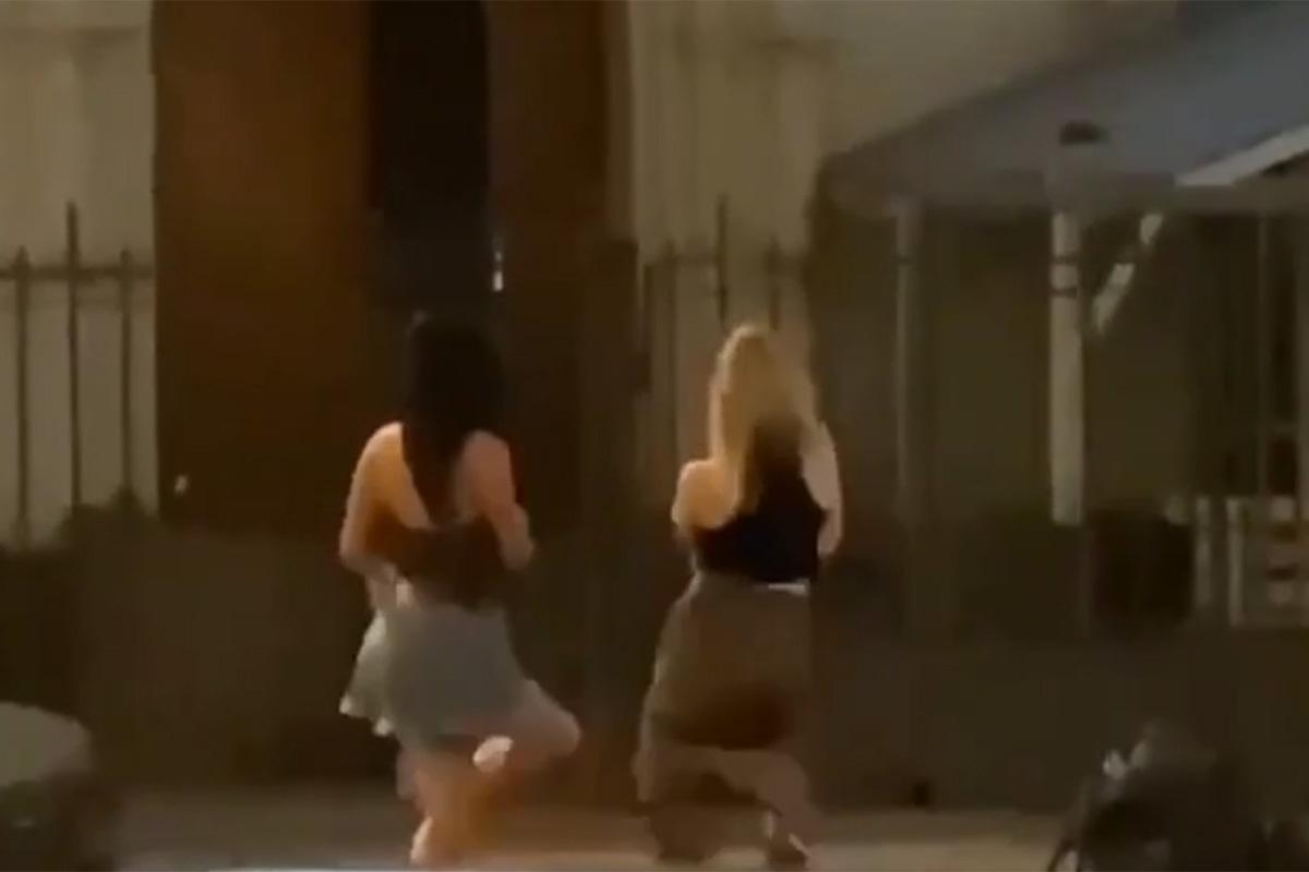 В Москве начали искать станцевавших около храма девушек