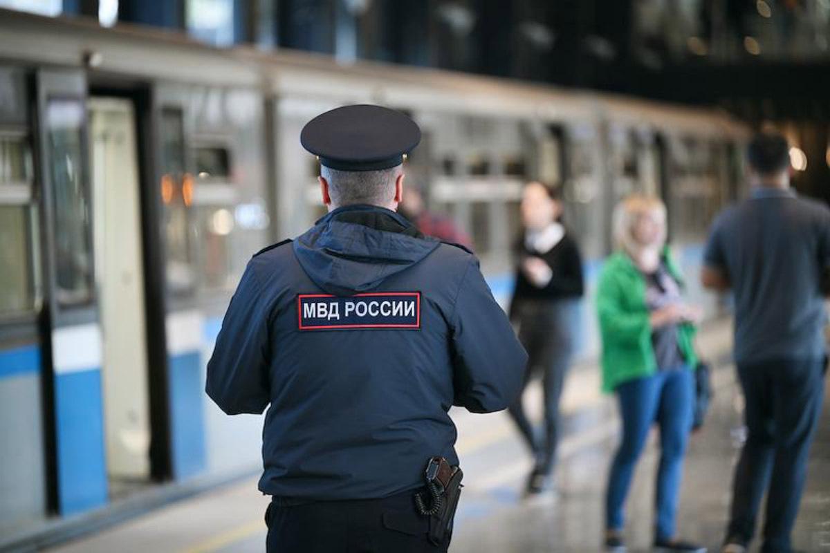 Пьяный москвич пригрозил работнику метро пистолетом и потребовал пропустить бесплатно
