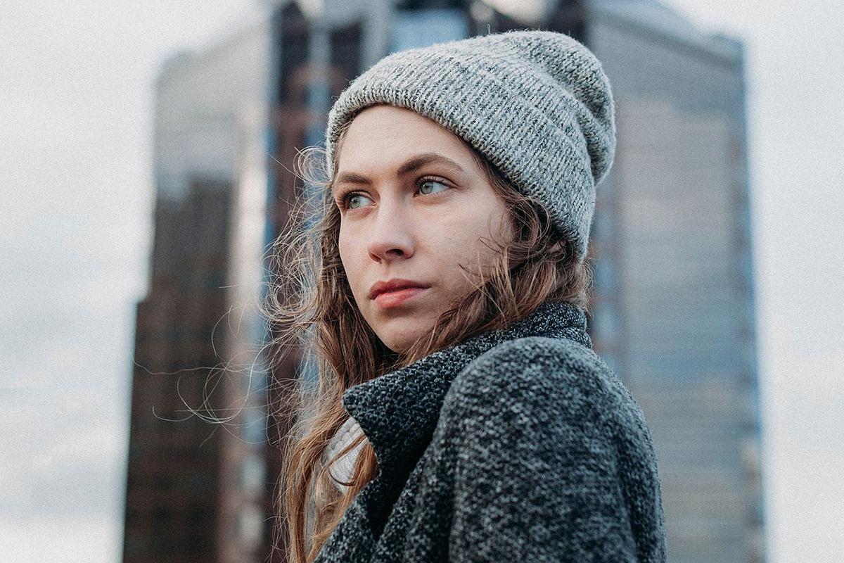 Парикмахер назвала способ сохранить прическу под шапкой