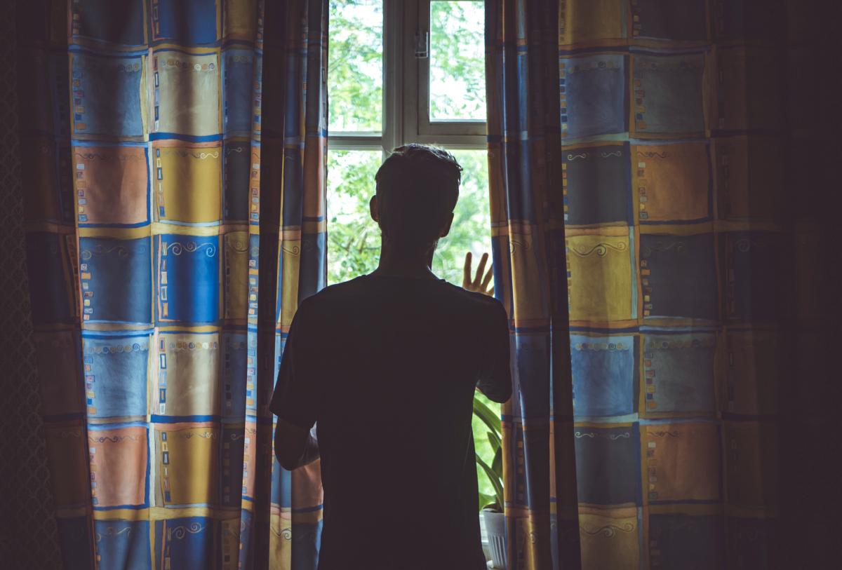 Московского любителя подглядывать назвали наркоманом. А жителей первых этажей — героями реалити-шоу