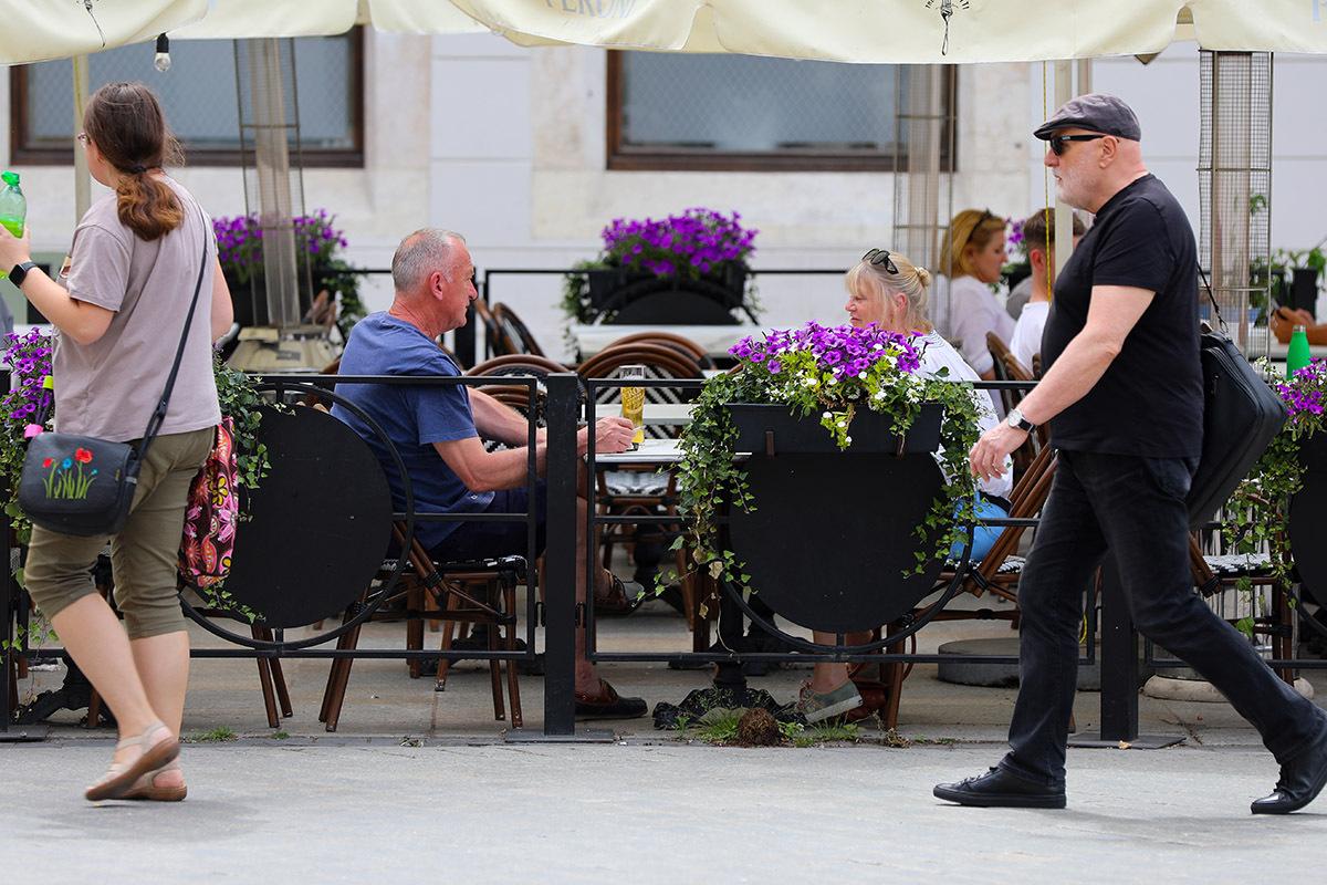 В Подмосковье запретили алкоголь в летних кафе во дворах жилых домов