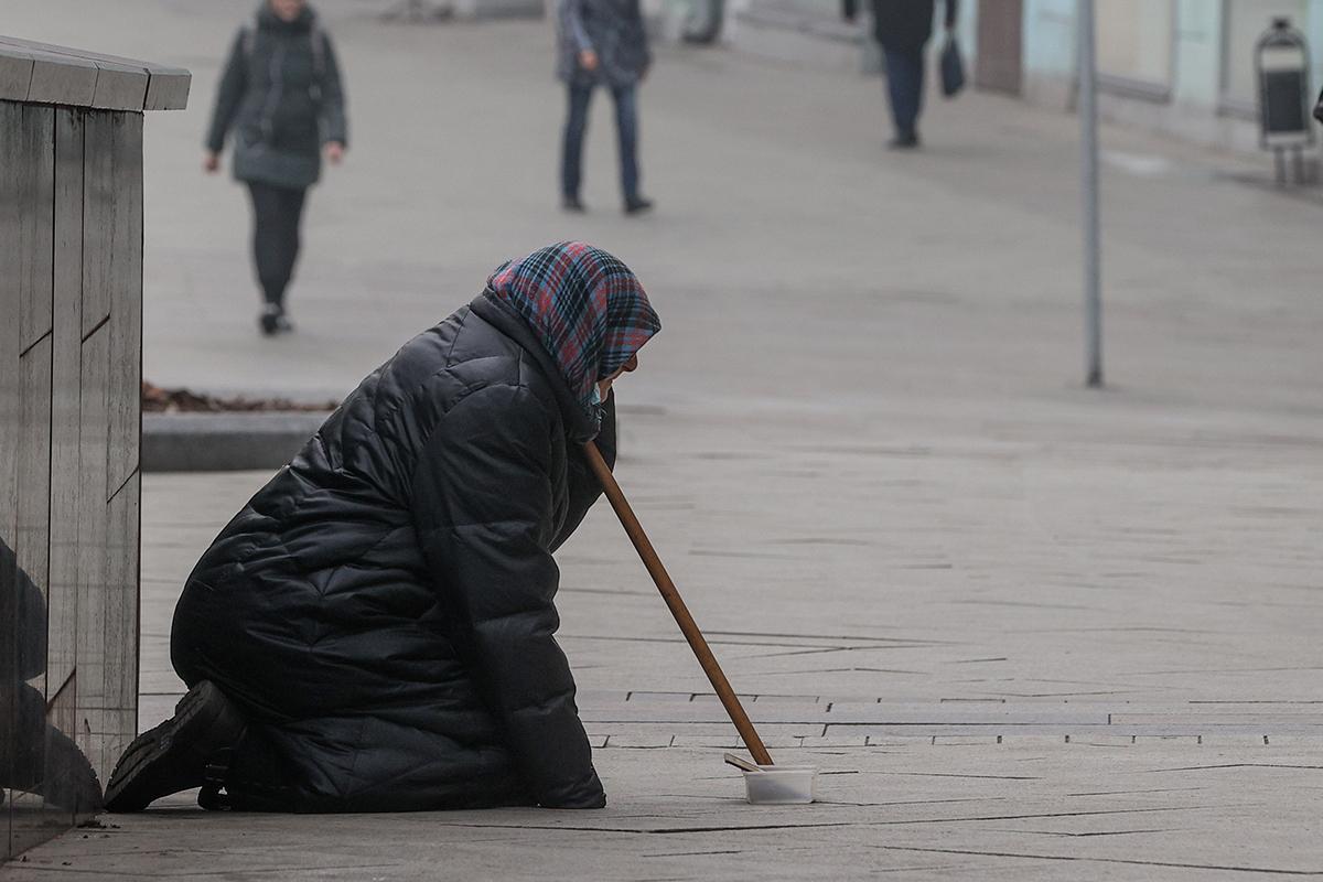 «Как будто персонажи с Хитровки 100 лет назад». Москвичи снова увидели давно знакомую попрошайку