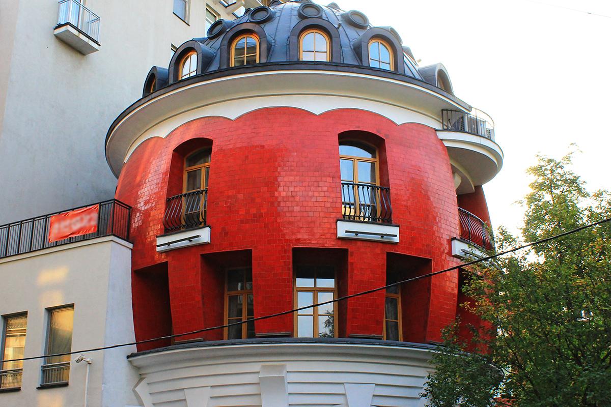 «Трансформатор яйцевидный!» Знаменитый Дом-яйцо снова вызвал жаркие споры в соцсетях