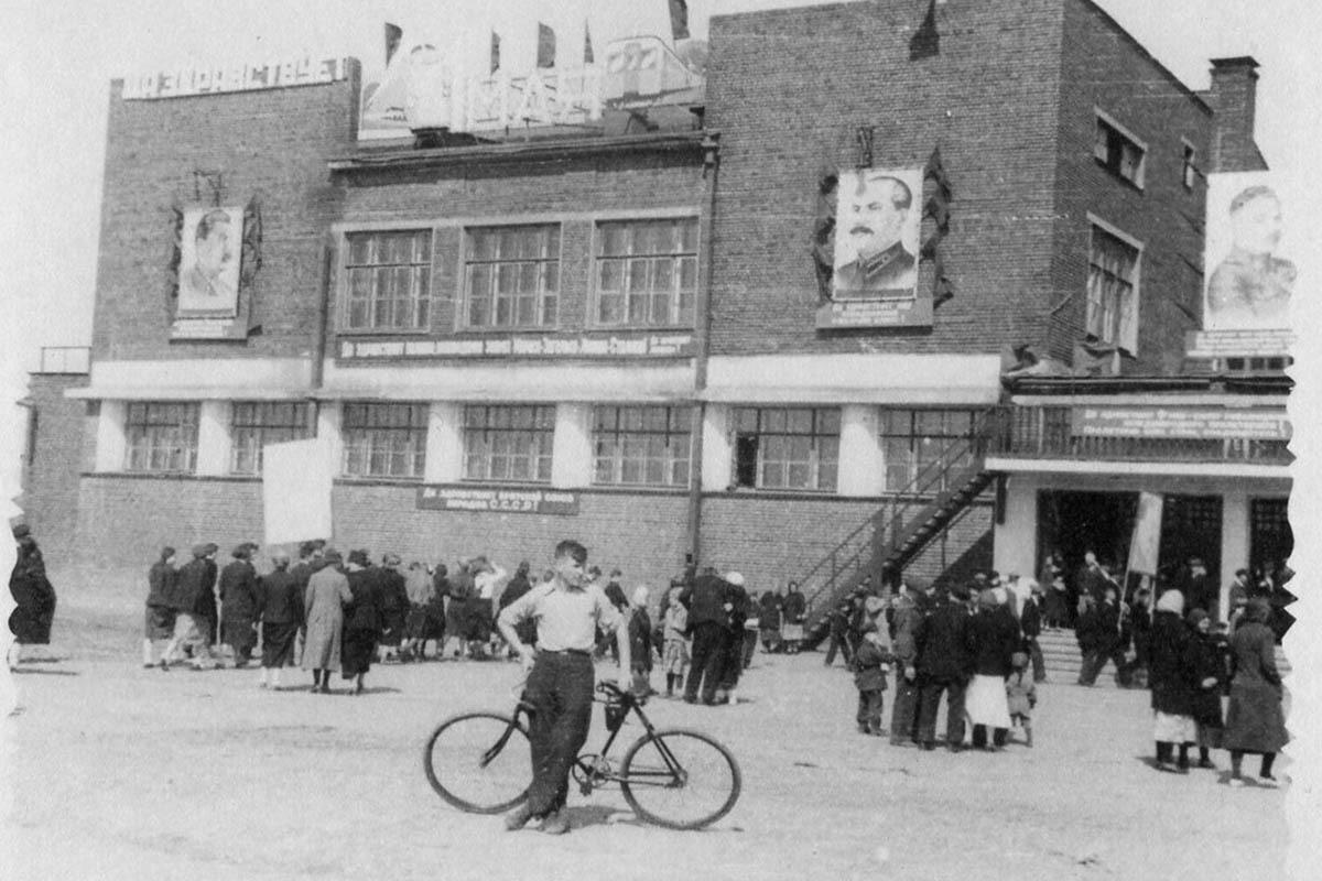 В Перово с грустью ждут сноса самого старого советского здания района. Счет идет на дни