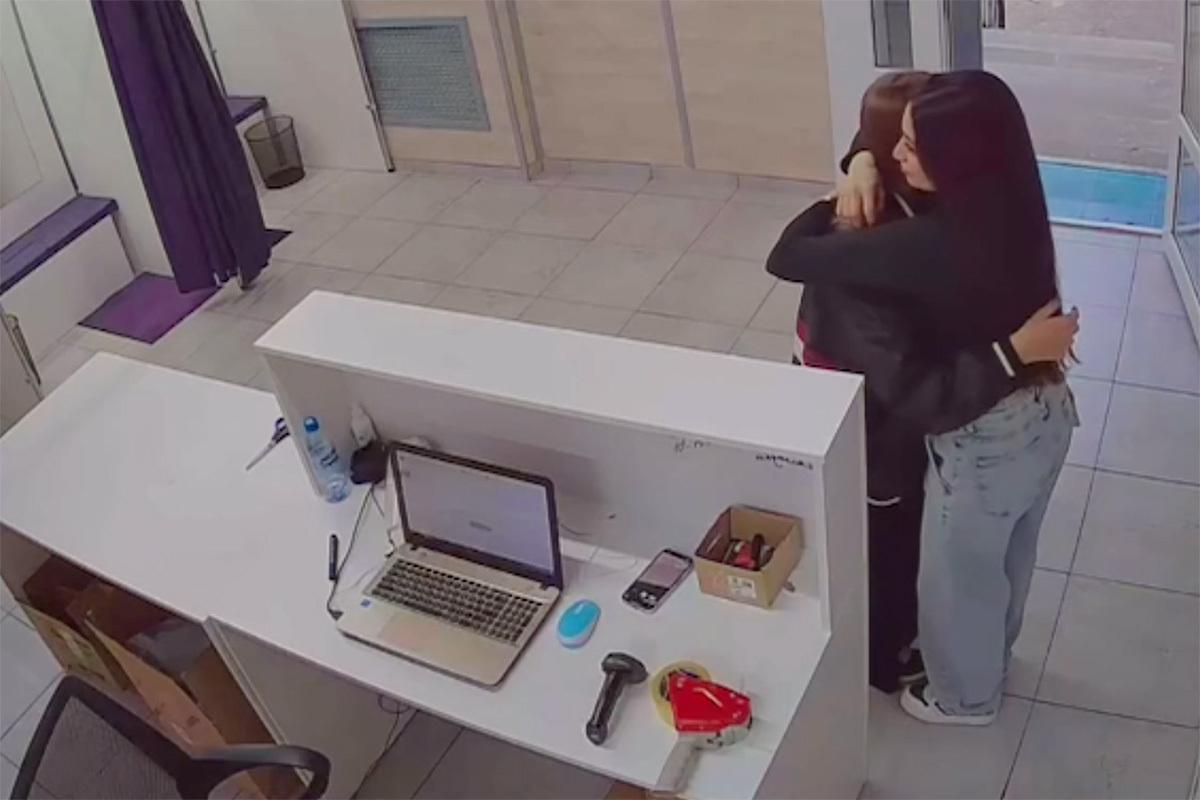 Сотрудница пункта выдачи заказов поддержала клиентку и попала на видео. Неожиданно ее раскритиковали