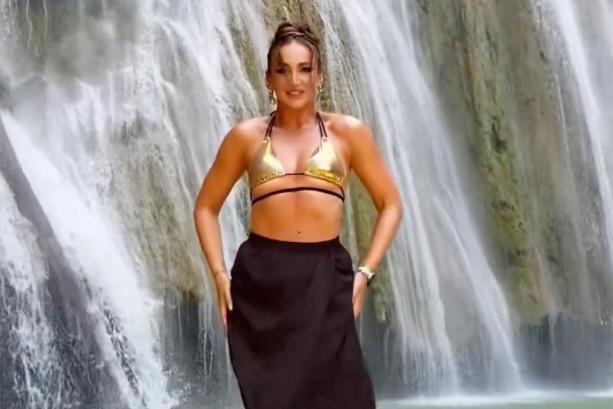Бузову раскритиковали за откровенный купальник не по размеру