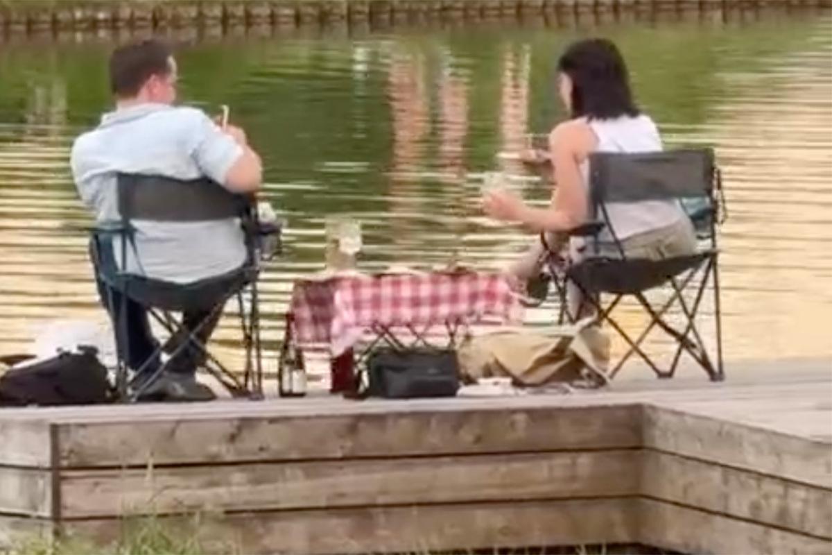 На видео попал самый романтичный московский ужин недели