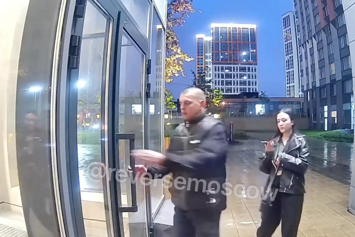 Лысый и «самка примата». Выломавшие дверь в одном из столичных домов вандалы попали на видео