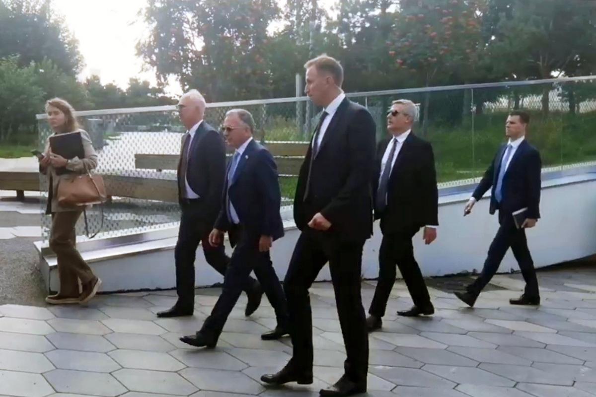 Спецпосланник Трампа прогулялся по московскому парку и позавтракал чебуреком