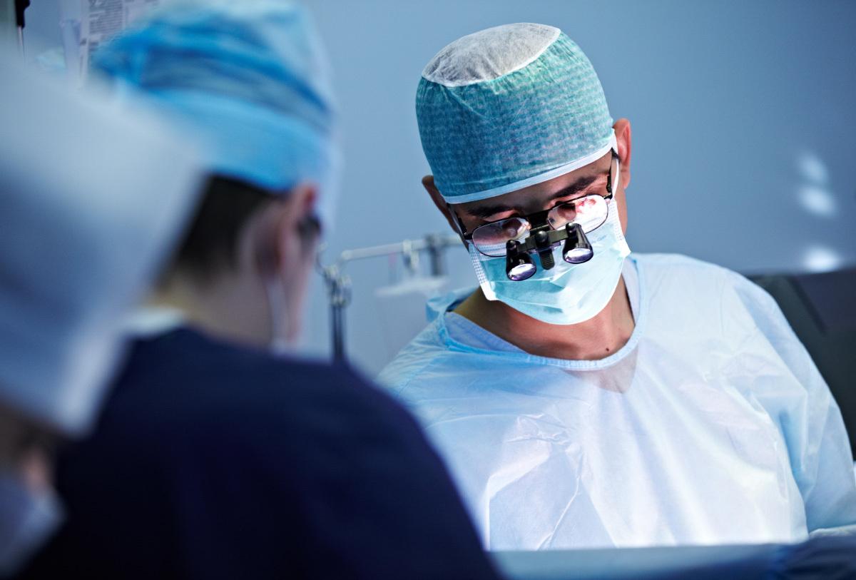 Врачи извлекли у москвички из глаза застрявшую ветку