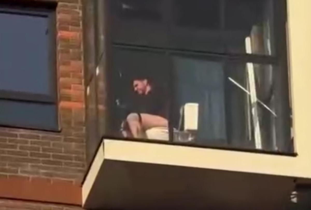 Сидящий на унитазе на балконе с панорамными окнами москвич попал на видео
