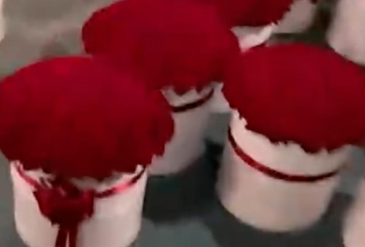 Москвич потратил 1,5 миллиона рублей на необычный сюрприз под окнами возлюбленной