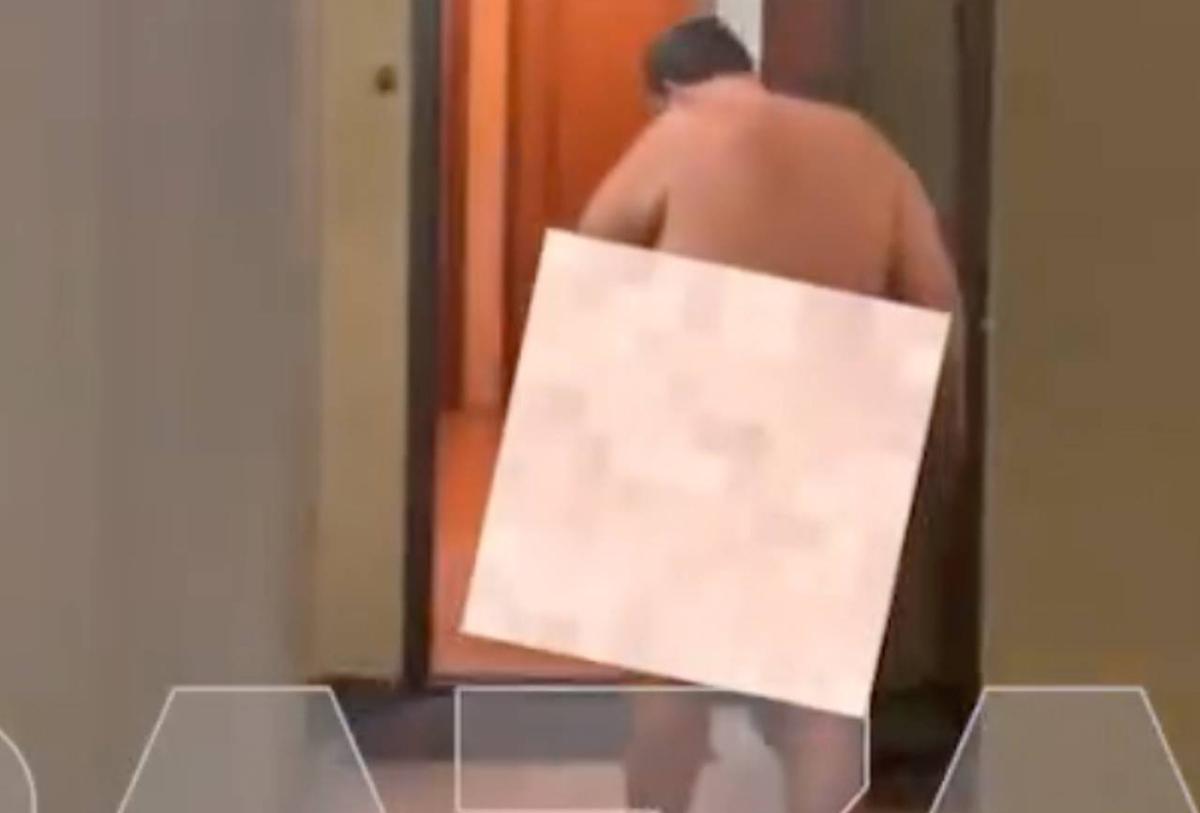 В Москве жильцы пожаловались на терроризирующего подъезд соседа