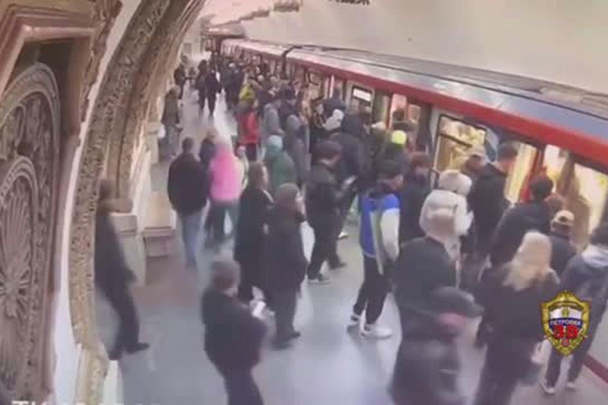 Светловолосый парень в розовой толстовке ответил обидевшей его москвичке из баллончика