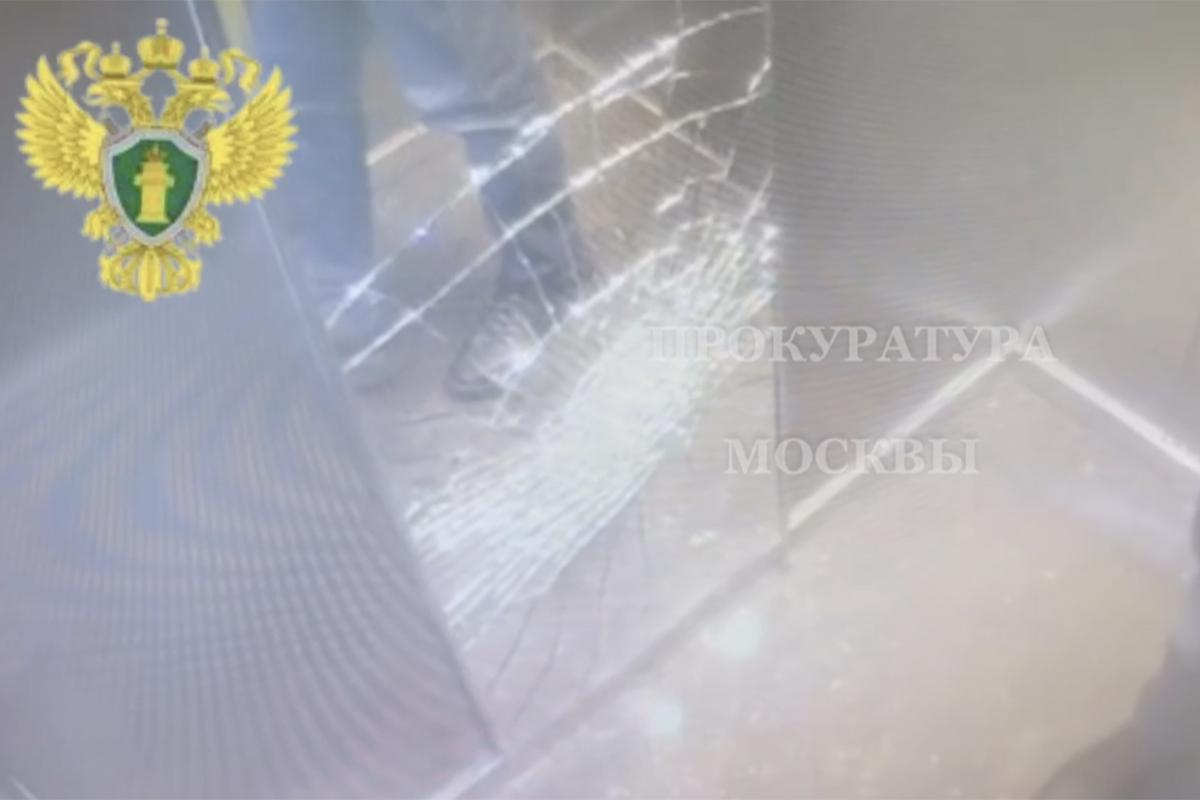 В Москве задержали разбившего зеркало в метро россиянина