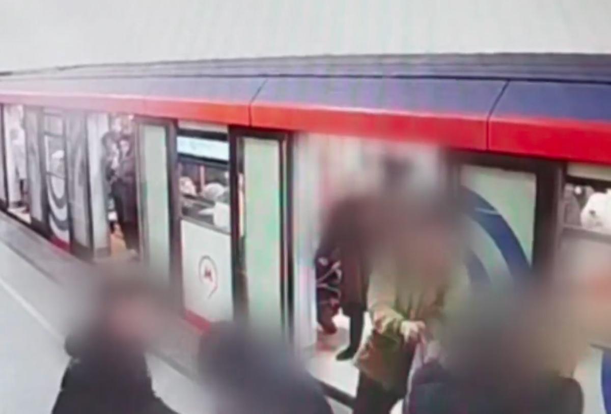 В московском метро пассажиры скрутили подростка после попытки грабежа