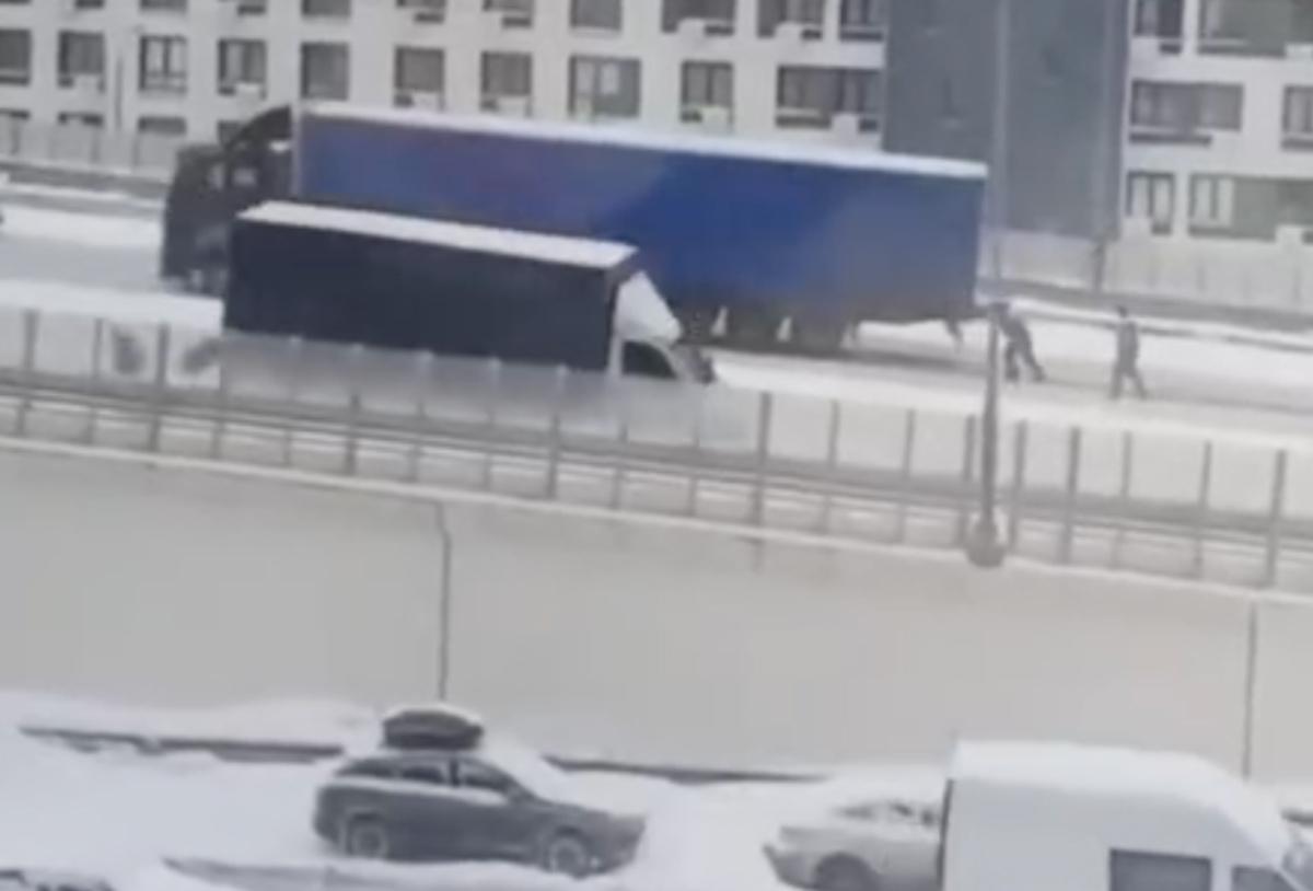 В Подмосковье полицейский голыми руками толкал грузовик