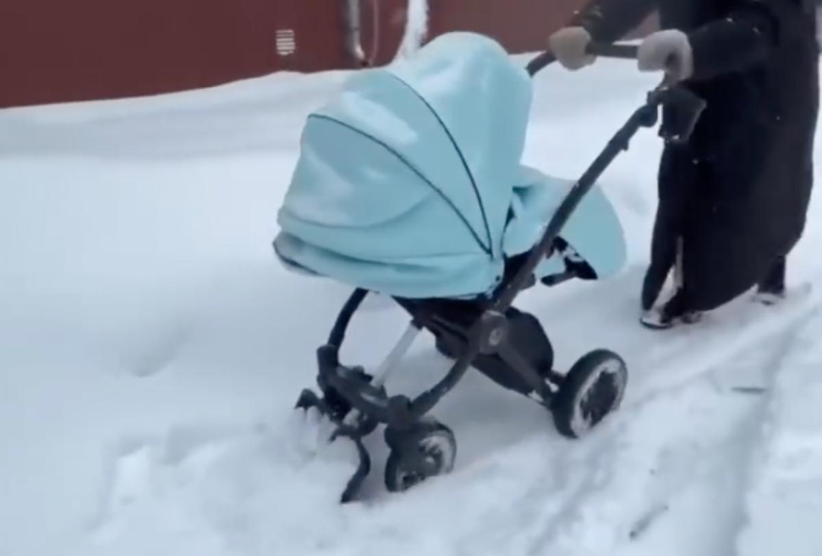Москвичи придумали способ передвижения по городу с колясками в непогоду