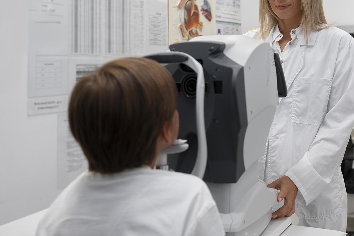 Эксперимент из интернета едва не привел к слепоте школьников из Москвы