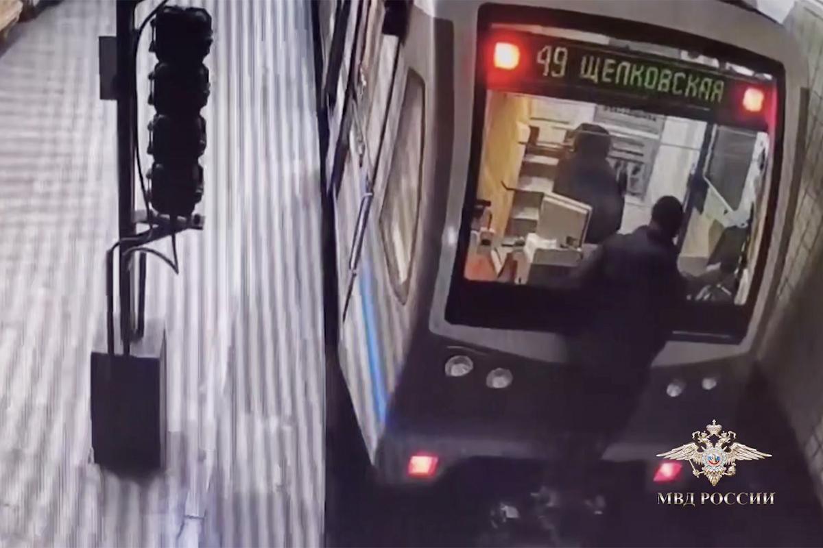 Москвич проехался на сцепке вагона в метро и получил девять суток ареста