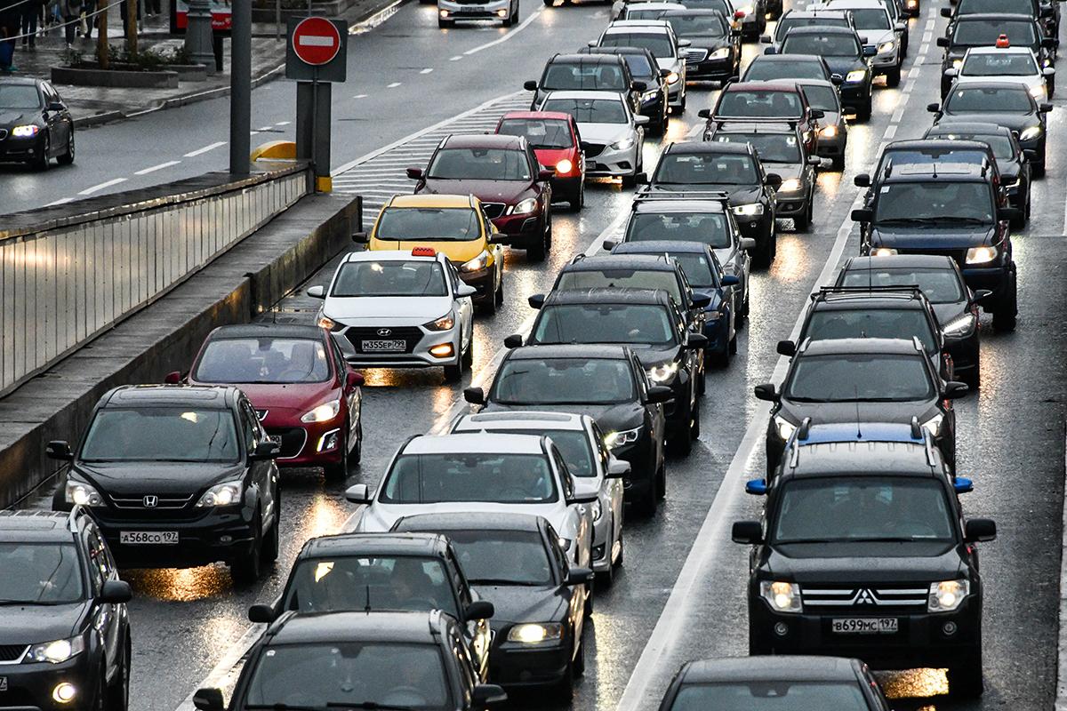 Москвичам назвали способы избежать «дачных» пробок