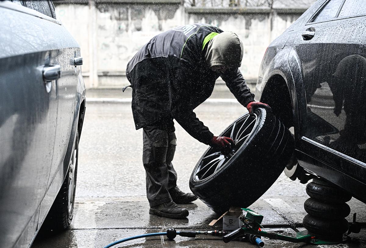 Автомобилистам назвали крайний срок для смены резины и рассказали о штрафах