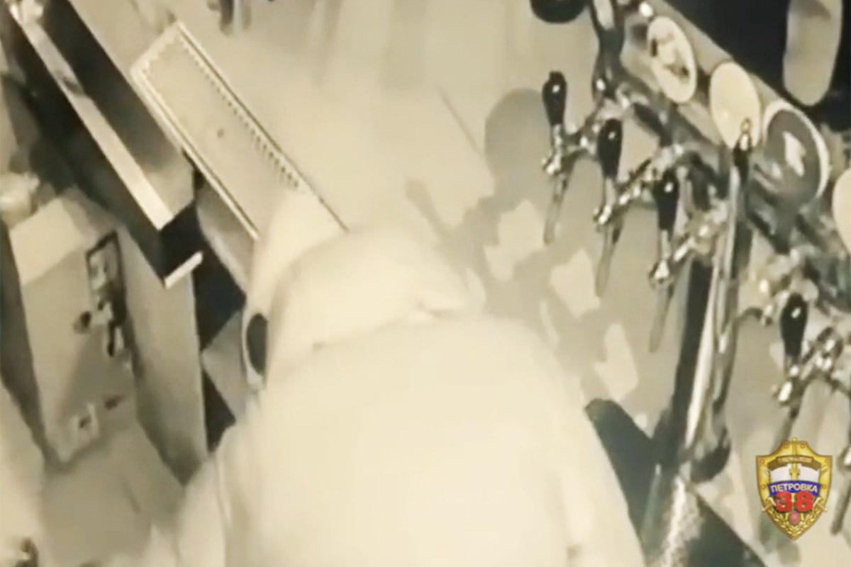 Незапертая дверь соблазнила москвичей на кражу пива и бильярдных киев