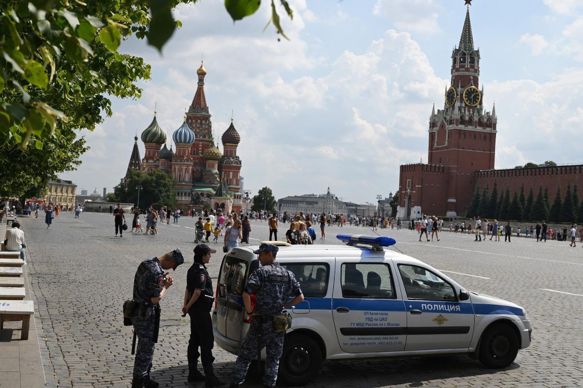 Мужчина выгулял козу на Красной площади и поплатился