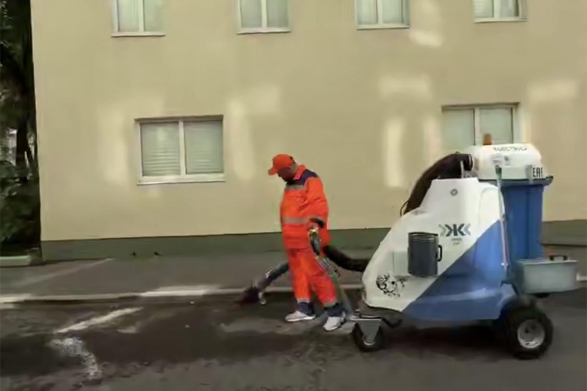 В Москве заметили пылесосящего дорогу мужчину