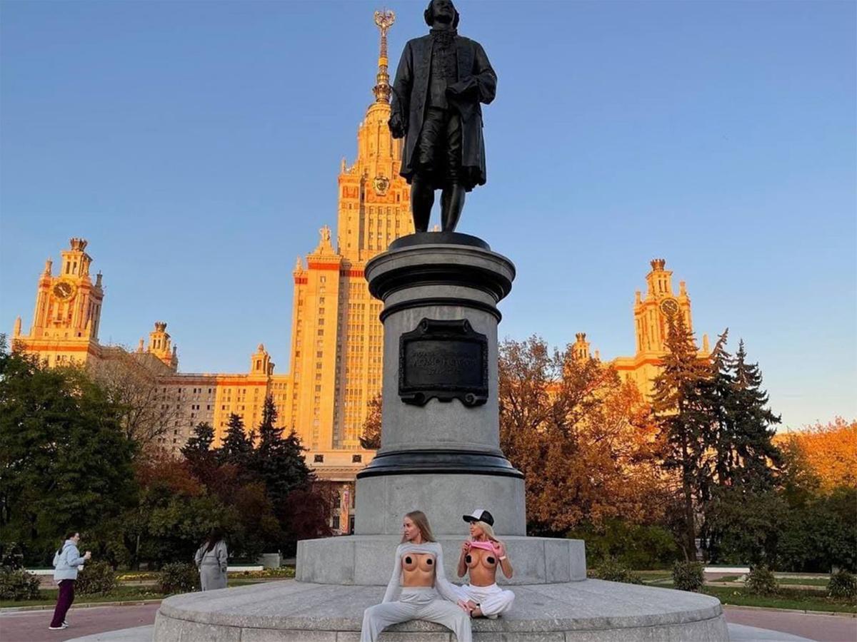 Памятник Ломоносову (Москва, воробьёвы горы). Памятник Ломоносова около МГУ. Памятник Ломоносову на фоне МГУ. Памятник Ломоносову (Москва, Моховая улица).